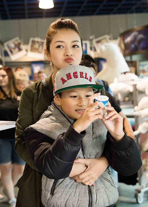 Bảo Nam sống ở Mỹ từ nhỏ. Năm 2018, cậu nhóc đồng ý về Việt Nam sống cùng đại gia đình. Đến cuối năm 2019, Bảo Nam về Mỹ thăm ông bà rồi bị kẹt lại vì dịch bệnh. Ảnh: Sức khỏe và đời sống