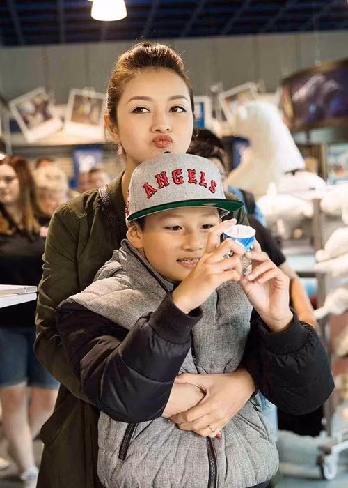 Bảo Nam sống ở Mỹ từ nhỏ. Năm 2018, cậu nhóc đồng ý về Việt Nam sống cùng đại gia đình. Đến cuối năm 2019, Bảo Nam về Mỹ thăm ông bà rồi bị kẹt lại vì dịch bệnh. Ảnh: Sức khỏe và đời sống