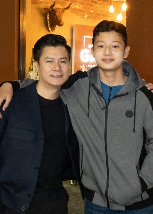 Gần đây, ca sĩ Quang Dũng cũng khoe con trai là thủ khoa. Anh viết: "Ba mẹ hãnh diện về con trai đã đạt thành tích xuất sắc học sinh giỏi". Ảnh: FBNV
