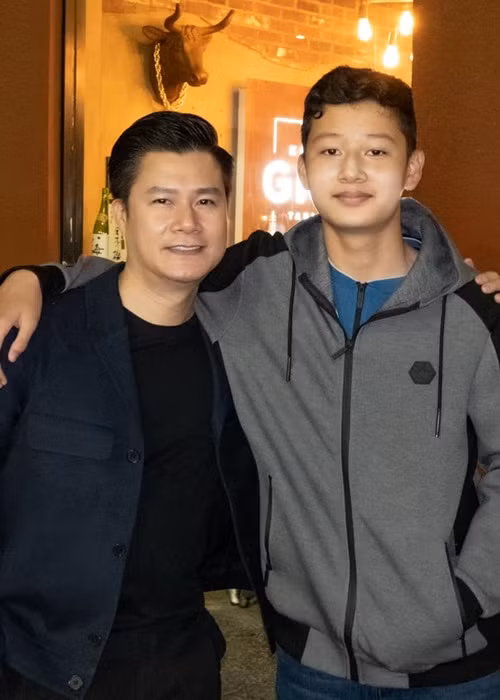 Gần đây, ca sĩ Quang Dũng cũng khoe con trai là thủ khoa. Anh viết: "Ba mẹ hãnh diện về con trai đã đạt thành tích xuất sắc học sinh giỏi". Ảnh: FBNV