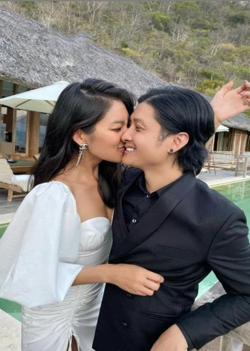 Cả hai tình tứ trong một chuyến du lịch. Ảnh: Công lý và xã hội