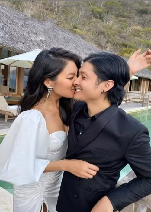 Cả hai tình tứ trong một chuyến du lịch. Ảnh: Công lý và xã hội