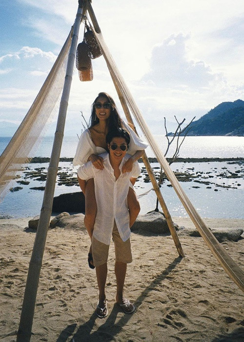 Về sau, có lẽ vì áp lực dư luận, cặp đôi sống kín tiếng hơn. Ảnh: Saostar