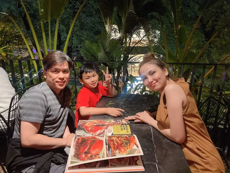 Mối quan hệ giữa Diễm Hương và Quang Huy hiện tại khá tốt đẹp. Thời gian qua, trên trang cá nhân, Diễm Hương đăng tải hình ảnh Quang Huy chăm sóc con trai hay hình ảnh cả ba vui vẻ ăn uống.