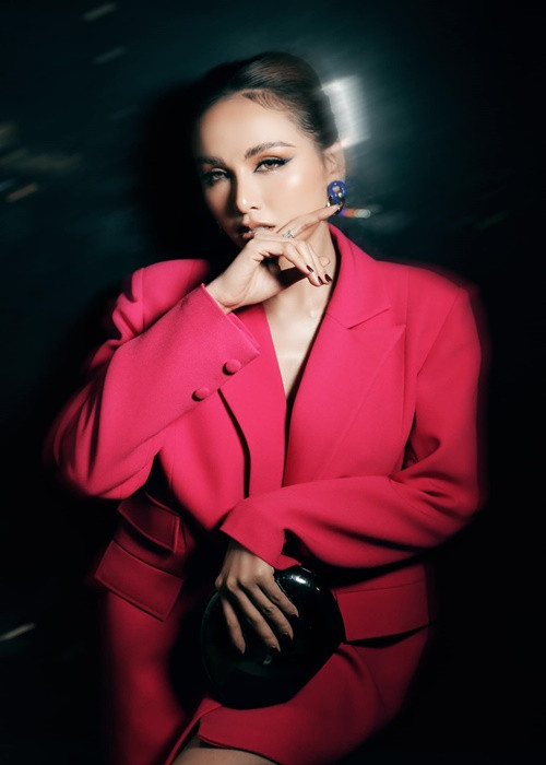 Diễm Hương trải lòng: "Tôi chưa bao giờ muốn chuyện gia đình, đặc biệt là hôn nhân của mình bị phơi bày trước truyền thông. Thời gian qua, không phải tôi lẩn tránh trả lời về vấn đề này, mà bản thân tôi không muốn những người liên quan đến mình bị ảnh hưởng”.