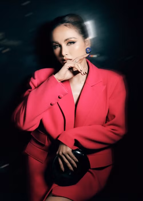 Diễm Hương trải lòng: "Tôi chưa bao giờ muốn chuyện gia đình, đặc biệt là hôn nhân của mình bị phơi bày trước truyền thông. Thời gian qua, không phải tôi lẩn tránh trả lời về vấn đề này, mà bản thân tôi không muốn những người liên quan đến mình bị ảnh hưởng”.