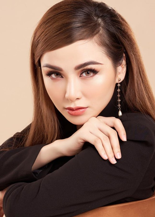 Những góc khuất về cuộc hôn nhân đầu của Diễm Hương được phơi bày. Người đẹp tung bằng chứng cho thấy cô thường xuyên bị chồng đại gia hành hạ tinh thần và thể xác vì ghen tuông.