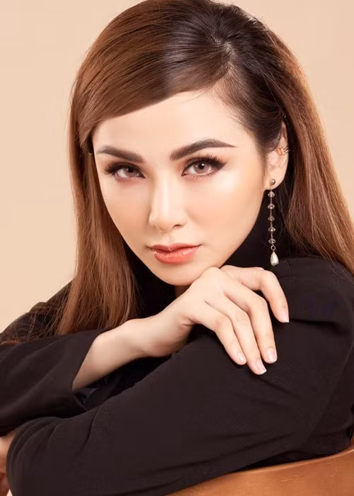 Những góc khuất về cuộc hôn nhân đầu của Diễm Hương được phơi bày. Người đẹp tung bằng chứng cho thấy cô thường xuyên bị chồng đại gia hành hạ tinh thần và thể xác vì ghen tuông.