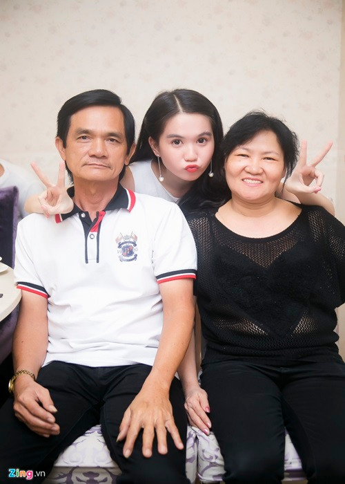 Ngọc Trinh còn chịu chi khi đi mua quà Tết cho bố mẹ với tổng số tiền gần 400 triệu đồng, xây nhà báo hiếu. Ảnh: Zing