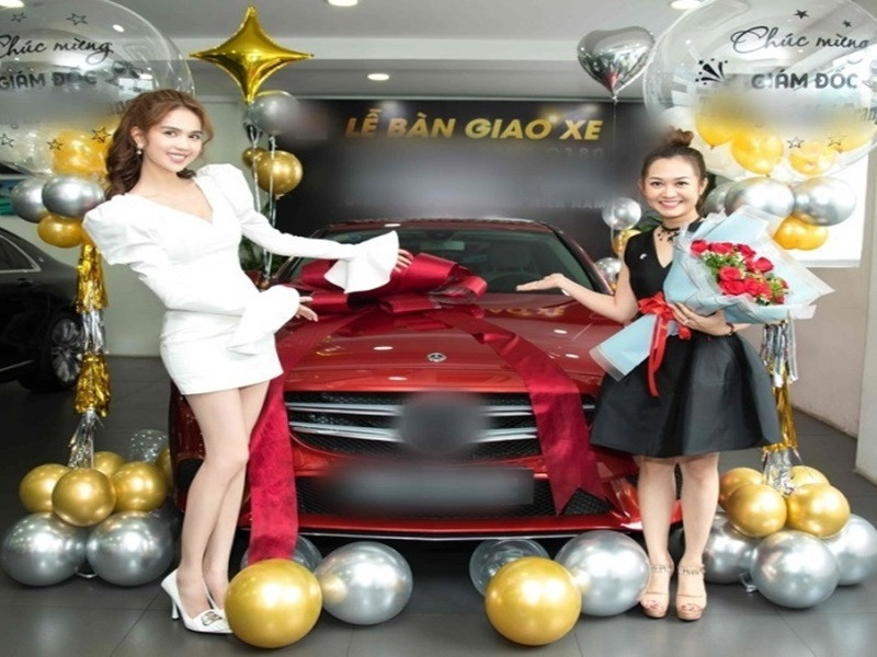 Chân dài gốc Trà Vinh cũng chịu chi với nhân viên. Cô mua một chiếc xe hơi Mercedes hạng sang tặng cho người có doanh thu cao trong công ty. Ảnh: Yan