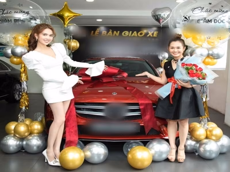Chân dài gốc Trà Vinh cũng chịu chi với nhân viên. Cô mua một chiếc xe hơi Mercedes hạng sang tặng cho người có doanh thu cao trong công ty. Ảnh: Yan