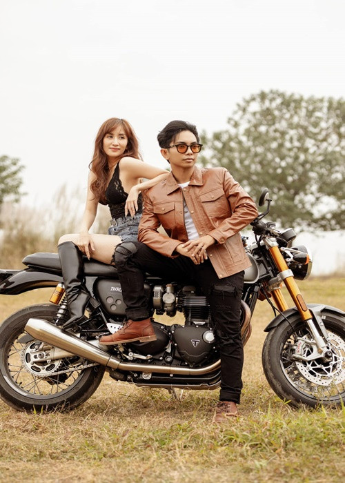 Mô tô là đam mê thứ 2 của Phan Hiển, sau dancesport. Vì vậy, món quà của Khánh Thi khiến anh rất vui và cảm động.