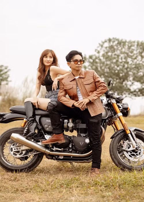Mô tô là đam mê thứ 2 của Phan Hiển, sau dancesport. Vì vậy, món quà của Khánh Thi khiến anh rất vui và cảm động.