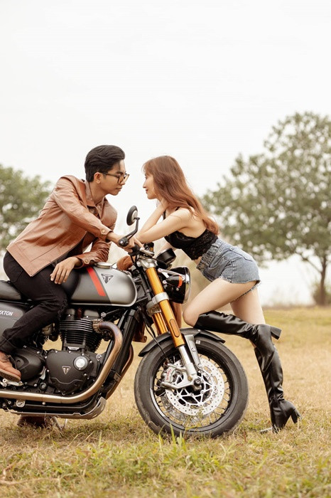 Khánh Thi - Phan Hiển dành cho nhau những cử chỉ, hành động tình tứ.