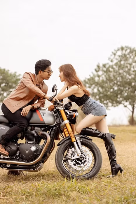 Khánh Thi - Phan Hiển dành cho nhau những cử chỉ, hành động tình tứ.