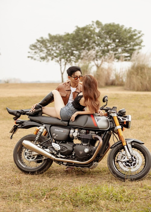 Chia sẻ bộ ảnh bên bà xã, Phan Hiển viết: "Say nắng không bằng ta say nhau/Ở đời chỉ cần ta hiểu ta là đủ/Ở đời chỉ cần nắm tay nhau là đủ/Đưa em đi khắp nhân gian".