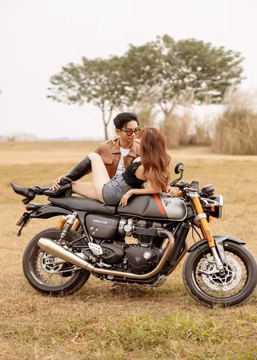 Chia sẻ bộ ảnh bên bà xã, Phan Hiển viết: "Say nắng không bằng ta say nhau/Ở đời chỉ cần ta hiểu ta là đủ/Ở đời chỉ cần nắm tay nhau là đủ/Đưa em đi khắp nhân gian".