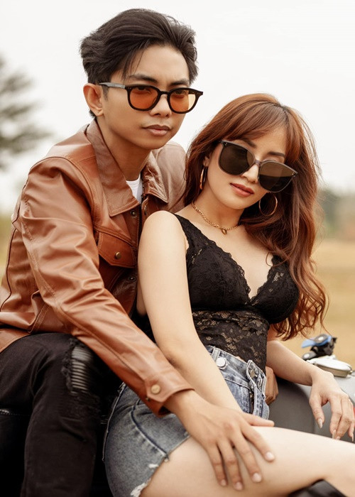 Phan Hiển chia sẻ, anh mất 5 năm để "dụ" bà xã thích xe mô tô và đi du lịch bằng xe như mình.