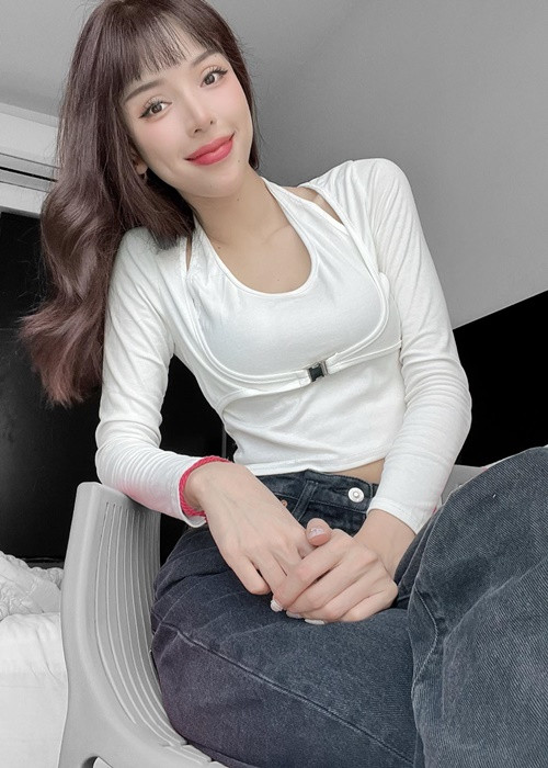 Chân dài sinh năm 1992 từng là người đẹp có tiếng của làng mốt. Năm 2015, cô đoạt giải Vàng cuộc thi Siêu mẫu Việt Nam. Năm 2016, Khả Trang đại diện Việt Nam tại cuộc thi Hoa hậu Siêu quốc gia. Ở sân chơi quốc tế này, cô lọt top 25 chung cuộc và giải phụ Quốc phục đẹp nhất. Năm 2018, người đẹp đăng quang quán quân cuộc thi Super Model International - Siêu mẫu quốc tế.