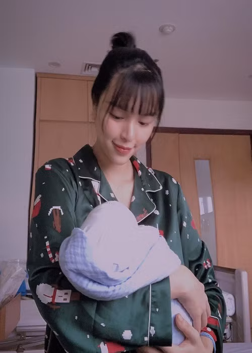 Khoảng tháng 11/2021, siêu mẫu Khả Trang thông báo việc làm mẹ đơn thân của một bé trai 4 tháng tuổi.