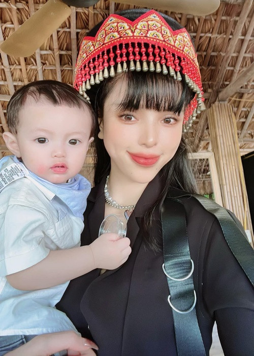 Thi thoảng, Khả Trang đăng tải hình ảnh con trai.