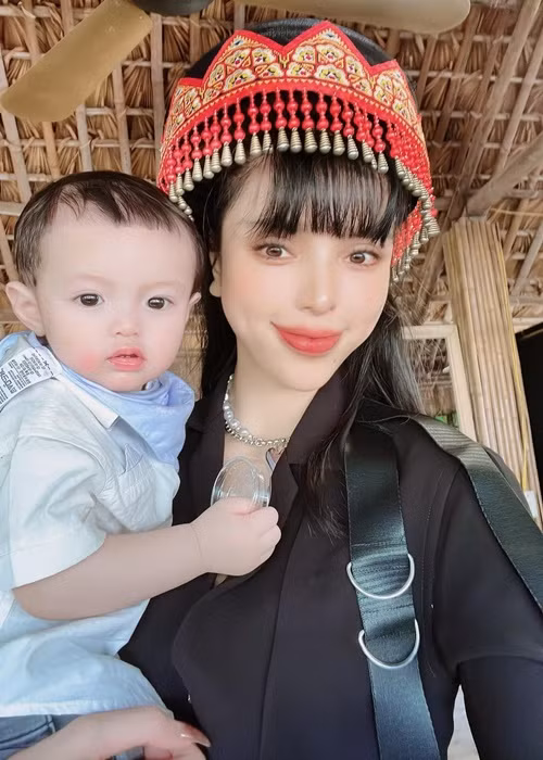 Thi thoảng, Khả Trang đăng tải hình ảnh con trai.