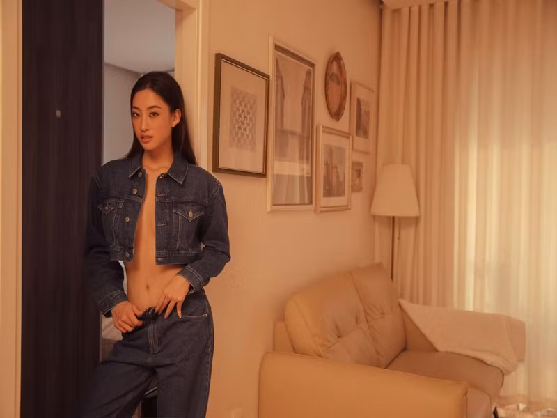 Đương kim Hoa hậu Thế giới Việt Nam diện mốt không nội y.