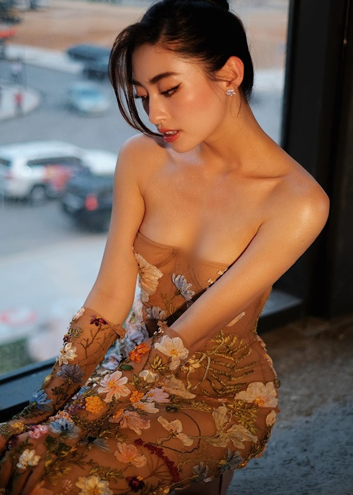 Cô chuộng mặc trang phục gợi cảm.