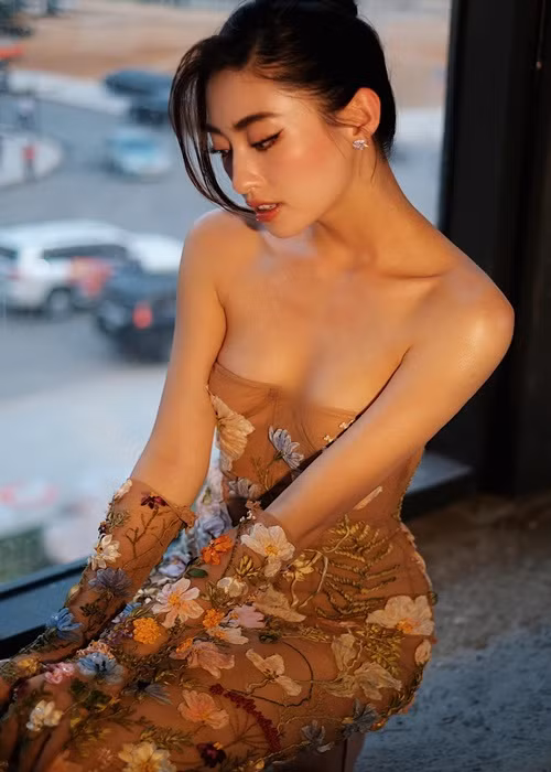 Cô chuộng mặc trang phục gợi cảm.