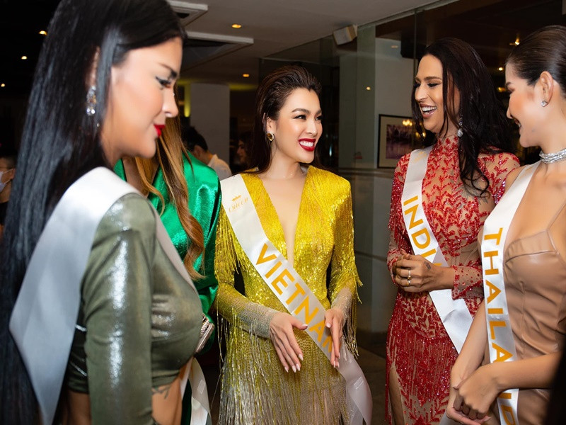 Trân Đài vui vẻ trò chuyện cùng các thí sinh khác.