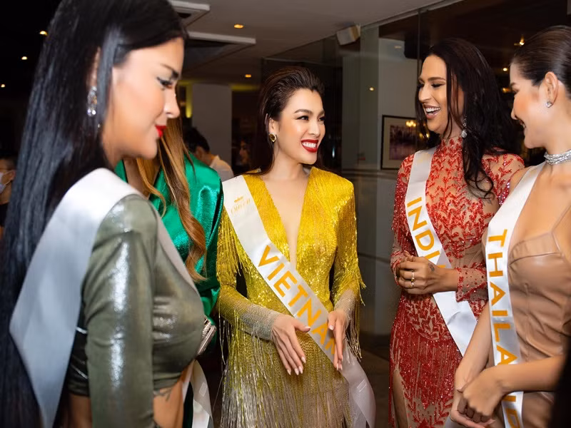 Trân Đài vui vẻ trò chuyện cùng các thí sinh khác.