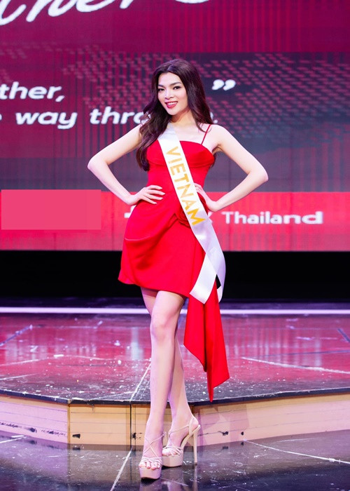 Khi nhận sash, Trân Đài lựa chọn chiếc váy ngắn hai dây gam đỏ.