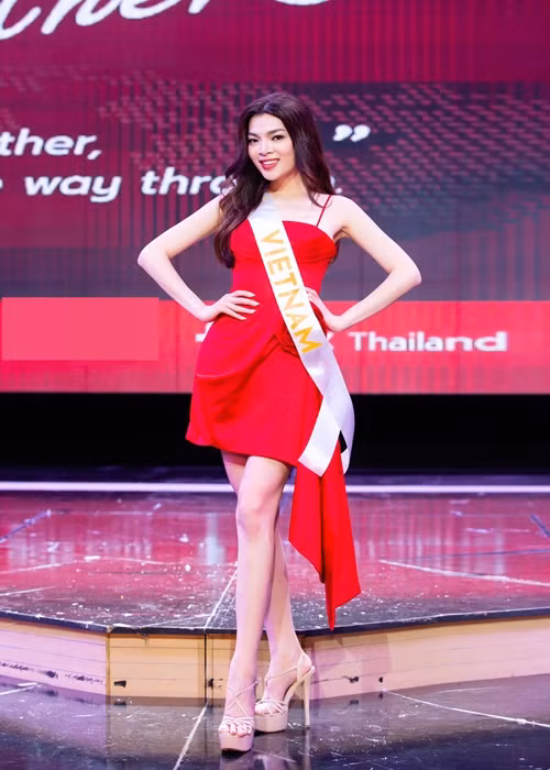 Khi nhận sash, Trân Đài lựa chọn chiếc váy ngắn hai dây gam đỏ.