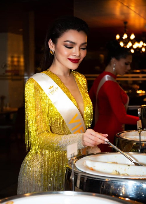 Mỹ nhân Việt chuyển giới khoe vòng một lấp ló trong chiếc váy xẻ ngực sâu.