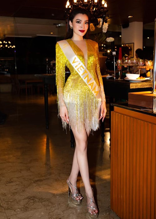 Mới đây, tham gia một bữa tiệc tối thuộc khuôn khổ cuộc thi Hoa hậu Chuyển giới Quốc tế 2022, Phùng Trương Trân Đài diện chiếc váy ngắn tua rua gam vàng.