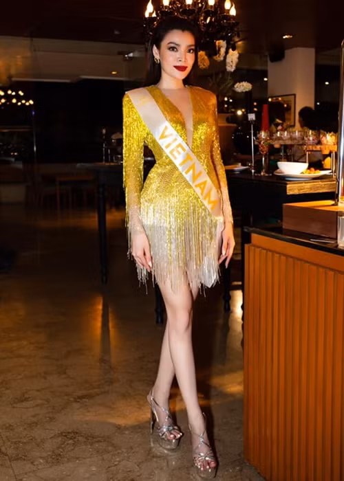 Mới đây, tham gia một bữa tiệc tối thuộc khuôn khổ cuộc thi Hoa hậu Chuyển giới Quốc tế 2022, Phùng Trương Trân Đài diện chiếc váy ngắn tua rua gam vàng.