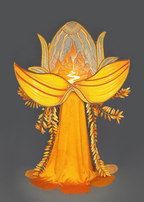 "Kim Thực" có form dáng của chiếc áo dài kết hợp với áo tứ thân.