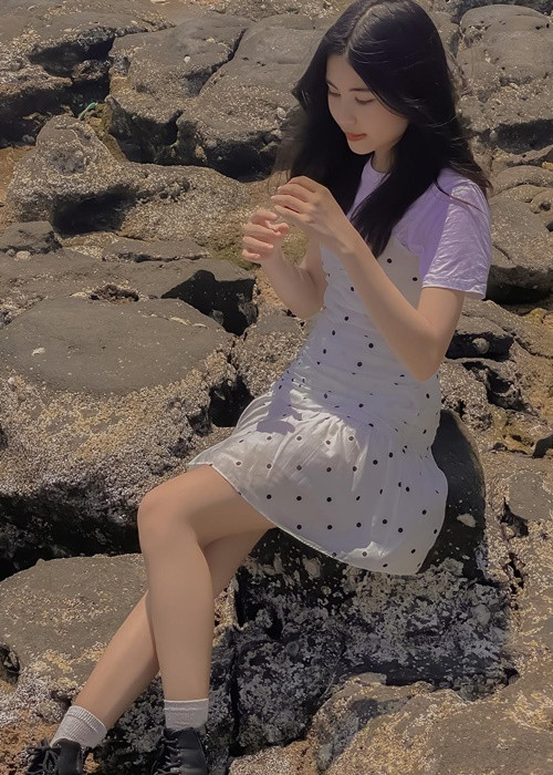 Con gái Quyền Linh sở hữu vóc dáng thon gọn với chân dài miên man.