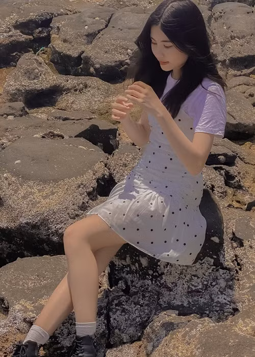 Con gái Quyền Linh sở hữu vóc dáng thon gọn với chân dài miên man.