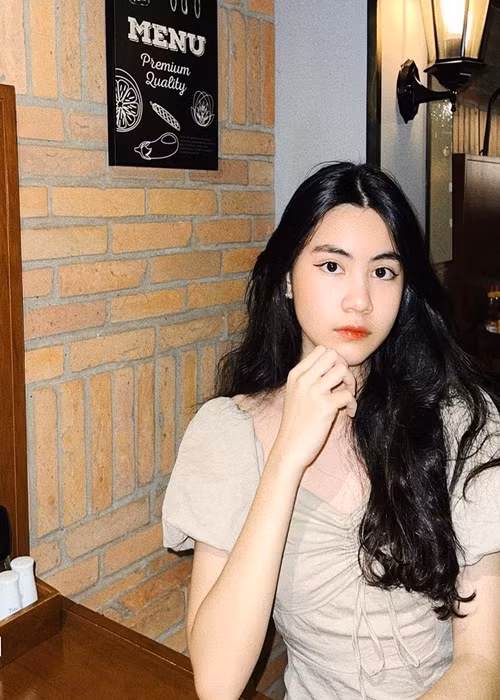 Con gái út của Quyền Linh năm nay 14 tuổi, sở hữu gương mặt xinh đẹp với hàng chân mày nét, đôi mắt bồ câu.