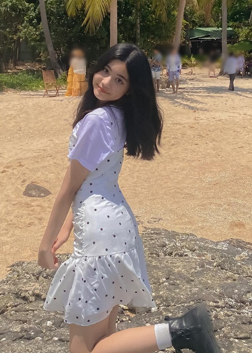 Hạt Dẻ để tóc dài, ăn mặc điệu đà, nữ tính.