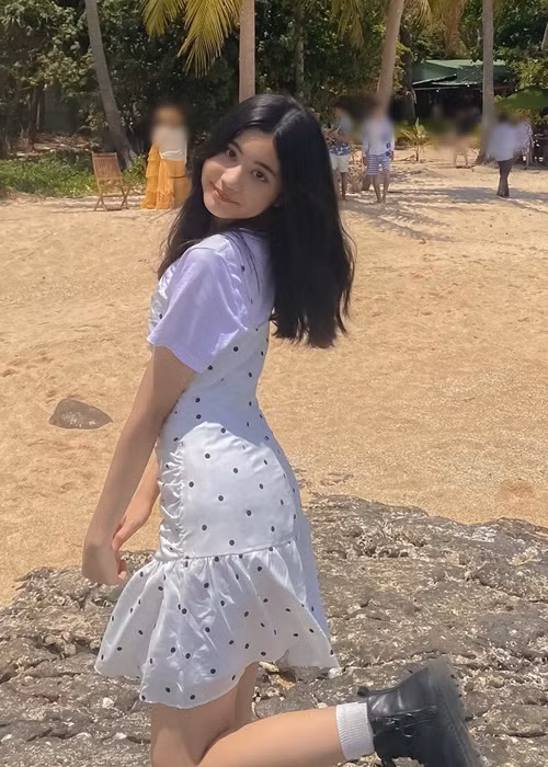 Hạt Dẻ để tóc dài, ăn mặc điệu đà, nữ tính.