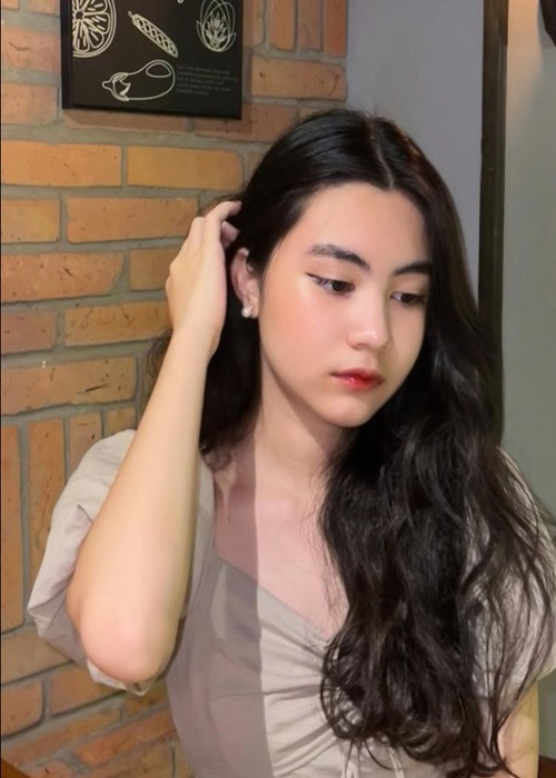 Hạt Dẻ mới đây đăng tải loạt ảnh khoe gương mặt dường như không góc chết.