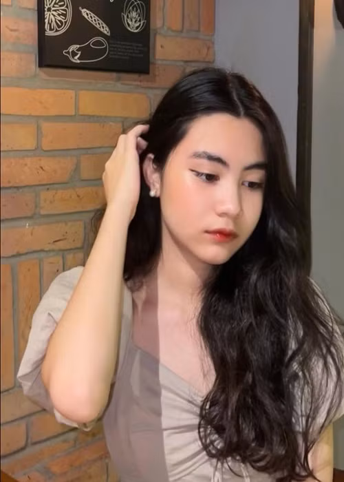 Hạt Dẻ mới đây đăng tải loạt ảnh khoe gương mặt dường như không góc chết.