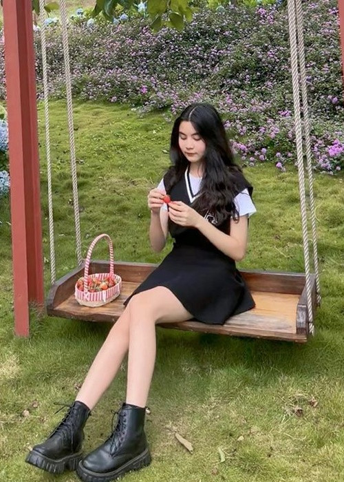 Hạt Dẻ sử dụng mạng xã hội Instagram để cập nhật hình ảnh của bản thân.