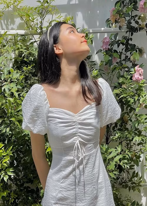 Ái nữ nhà Quyền Linh lựa chọn phong cách trang điểm khá nhẹ nhàng.