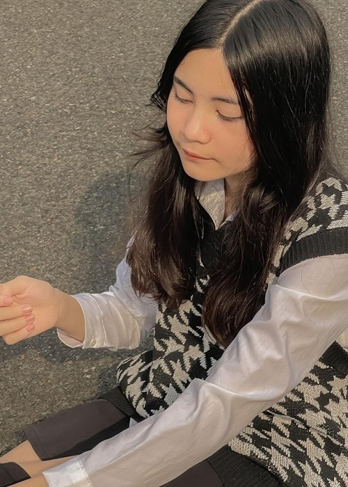 Váy áo của Hạt Dẻ khá bình dân, phù hợp với lứa tuổi.