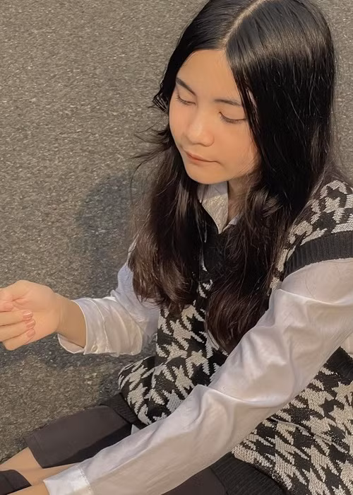 Váy áo của Hạt Dẻ khá bình dân, phù hợp với lứa tuổi.