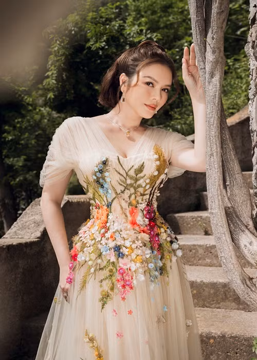 Nữ diễn viên thực hiện bộ ảnh khi sang Pháp tham dự Cannes 2022 hồi tháng 5 vừa qua.