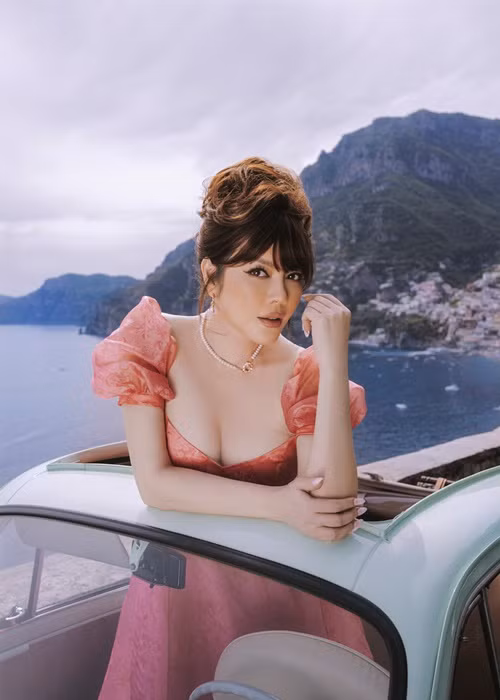 Thiết kế xẻ ngực sâu giúp nữ diễn viên khoe vòng một căng đầy tự nhiên.